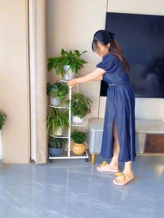 落地式铁艺花架,给家增添一抹绿意,生活从此变得有诗意。#绿色生活# #家居改造#花架#爱生活爱养花
