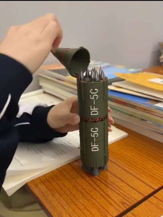 同桌,你这笔筒也太帅了吧#玩点很新的东西 #笔筒 #东风快递使命必达