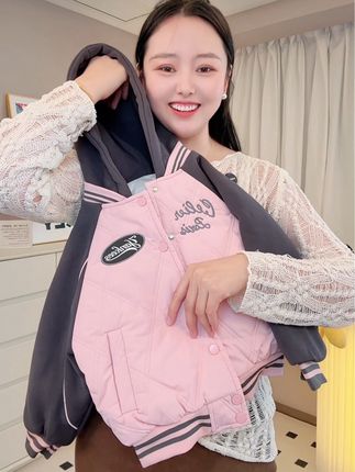 天呐!超厚实的夹棉棒球服外套,竟然才卖这个价格,搭配经典的 插肩袖,极简又高级,拿到手品质完全不输品牌货!#又是跟着人类幼崽学穿搭的一天 #拿捏秋冬叠穿公式 #早秋秀场抄作业告别路人感 #高品质童装