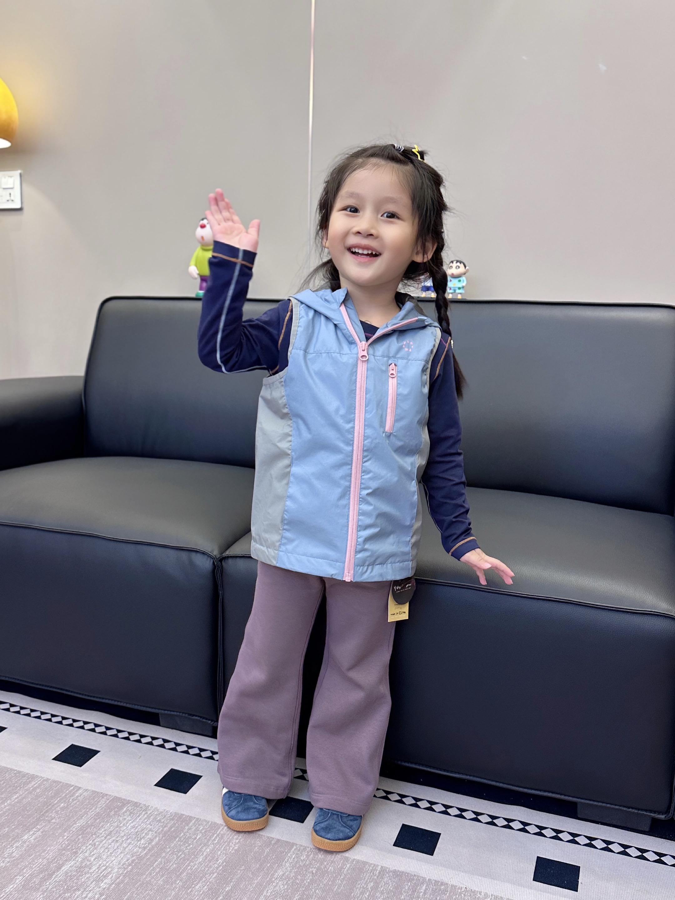 总有些惊奇的际遇比方说当我遇见你#我的女孩#高品质童装#极简穿搭#秋季主打简单干净氛围感#童装搭配