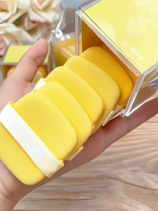 气垫粉扑尖头设计,轻松照顾鼻翼细节部位,柔软细腻,触感舒适,不吃粉,让你的化妆品发挥最大功效。干湿两用设计,清洁方便,让你的妆容更加自然,快来试试吧,让你的美丽更加加分