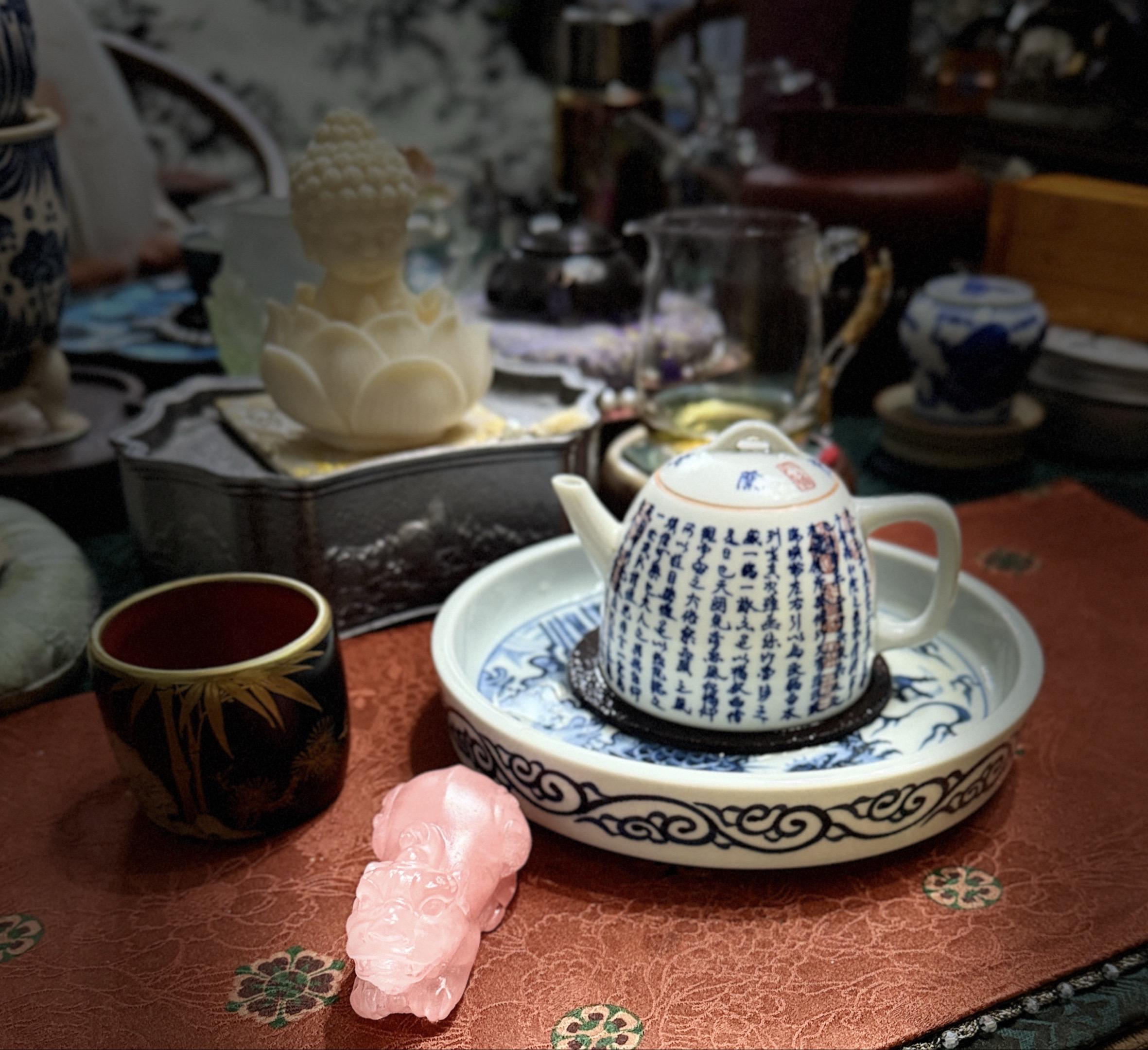 王羲之的《兰亭序》是墨客的狂歌,而柴窑的烈焰,是瓷胎上的诗行。此壶以青花为纸,以窑火为墨,将《兰亭序》的飘逸风骨,凝于方寸之间。每一笔勾勒,皆是行云流水的神韵;每一处落灰,皆是自然馈赠的纹章。执壶品茗,仿佛与千年前的曲水流觞隔空对话……#我在抖音买买买