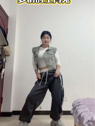 #穿搭 #弯刀裤 好喜欢这条弯刀裤~版型真的很好!裤脚抽绳设计可两穿,穿起来很舒服。胯大屁股大的赶紧去拍,