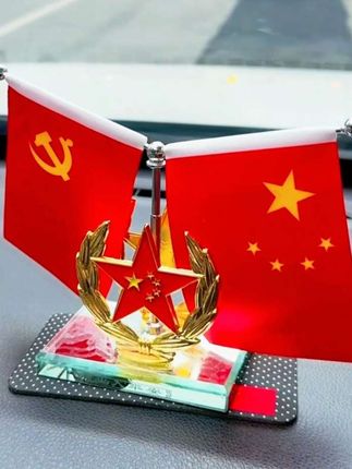 2025新款红旗汽车摆件,双面设计,水晶材质,办公室、车内装饰优选!#汽车装饰品 #祝祖国繁荣昌盛 #我爱我的祖国 #五星红旗🇨🇳 #车载装饰