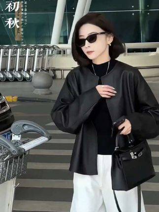 2025春秋新款黑色复古两件套,气质天花板 春秋必入这套复古黑外套自带高级滤镜,宽松版型藏肉显瘦。搭配垂感阔腿裤,秒拉三七分比例。通勤约会都适配,一套搞定氛围感,潮人轻松当。 #早秋穿搭三分钟出门不是梦 #复古穿搭 #潮流穿搭 #时尚穿搭 #美出高级感穿搭 @DOU+小助手@DOU+上热门