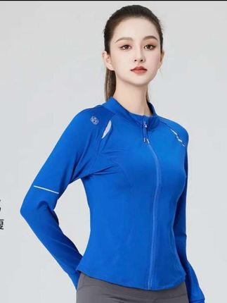#健身穿搭 #上衣穿搭 #运动穿搭 #女装穿搭 #XVRV秋季2025月牙印花外套加绒运动收腰立领小外套健身上衣@抖音Dou+上热门