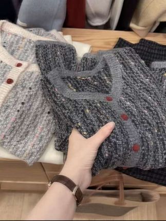 姐妹们,这件真的太美了,我超级喜欢它这个扣子的设计,还有它整个的纱线,就是那种很有质感的感觉,上身之后整个氛围感直接拉满,而且它的版型是属于那种比较宽松的,所以如果你是微胖的女生也可以放心去穿,完全不会显胖,春天的时候单穿或者当外套都很合适。