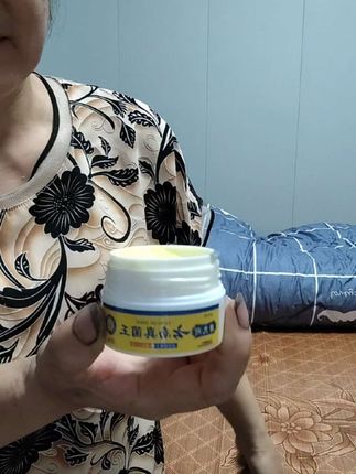 幸好家里备有止痒膏,昨天在车间换了一台车扣,不知道啥原因,手起这么多包,抹上冰冰凉凉,立竿见影,#止痒膏 #