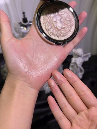 真的很难不爱这个狮子高光呀!用起来完全没有颗粒感!#高光 #网感妆容 #平价彩妆