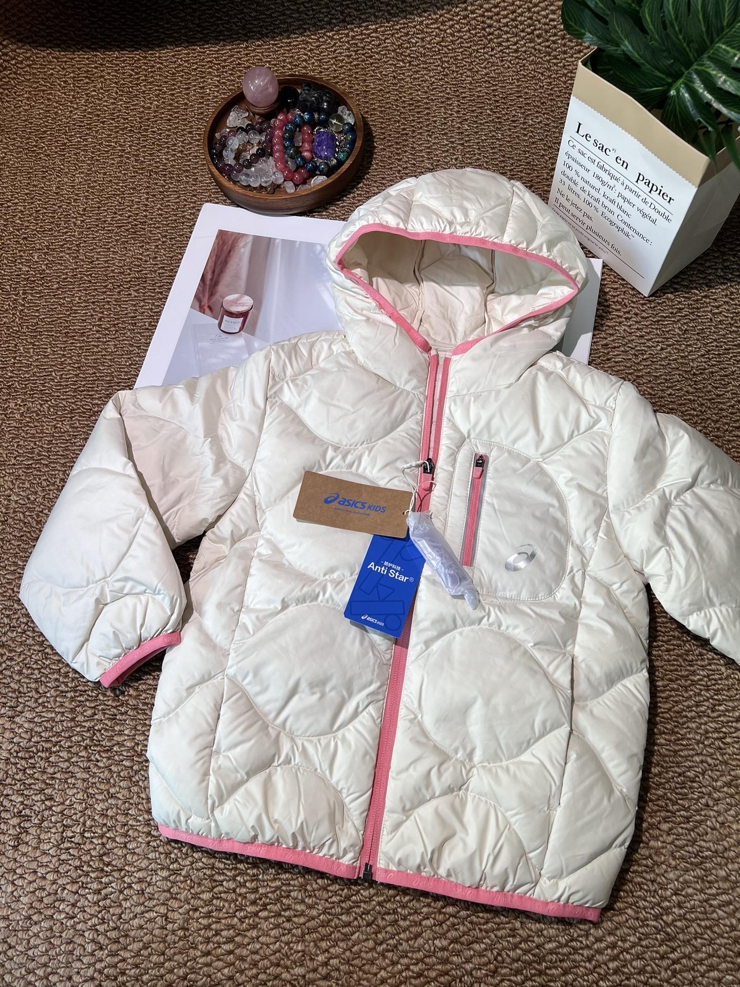 冬天孩子上学路上怕冷怎么办?快来看看这件亚瑟士儿童羽绒服吧!它不仅保暖舒适,而且还是防风防水防油污的三防面料,特别适合爱玩水的孩子穿。它的内里填充了优质的大朵白鸭绒,穿上就像裹着一个小被子一样暖和,再也不用担心宝贝冬天着凉了。#亚瑟士asics #实拍#冬季羽绒服穿搭#品牌折扣 #儿童羽绒服