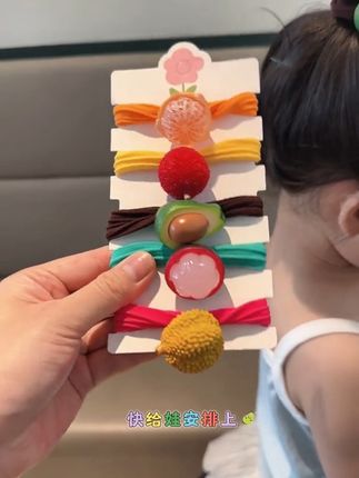 谁说春天不可以五颜六色的?这个糖果色头绳真的太适合小姑娘了!扎个丸子头,戴上就是甜美的小公主,而且怎么摇都不会散,平时上学或者出去玩都可以戴它,回头率超高哦!它是那种很清新的颜色,搭配什么衣服都好看,高弹力的设计,不用担心会勒头发,快给你家宝贝安排上吧!#水果发圈 #女童丸子头发饰 #女童高马尾 #宝宝发绳 #彩色发圈