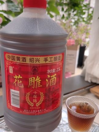 酒色是温润的琥珀色,温热后酒香更显醇厚。配蟹、烧肉都能衬出风味,日常小酌或作伴手礼,这份带着江南烟火气的酒,很是合意。#绍兴花雕酒#花雕酒#好东西一起分享 #绍兴#好物推荐🔥