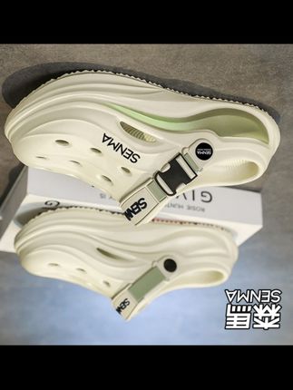 夏天到了,快给自己安排一双舒服又时尚的鞋子吧!这双森马凉鞋真的太好看了,它是夏季新款的女士软底防臭洞洞鞋,还是防滑的包头设计,穿上很安全,而且非常透气舒适,不会闷脚,无论是逛街还是去海边玩都可以穿它#夏季凉鞋 #透气凉鞋