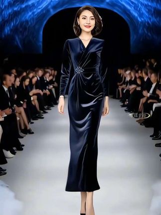 春秋时尚金丝绒连衣裙#一分钟看懂巴黎时装周#秋冬穿搭新鲜感在线 #秋冬都市硬核穿搭 #秋季日常实用穿搭思路分享 #晒晒我的秋日穿搭