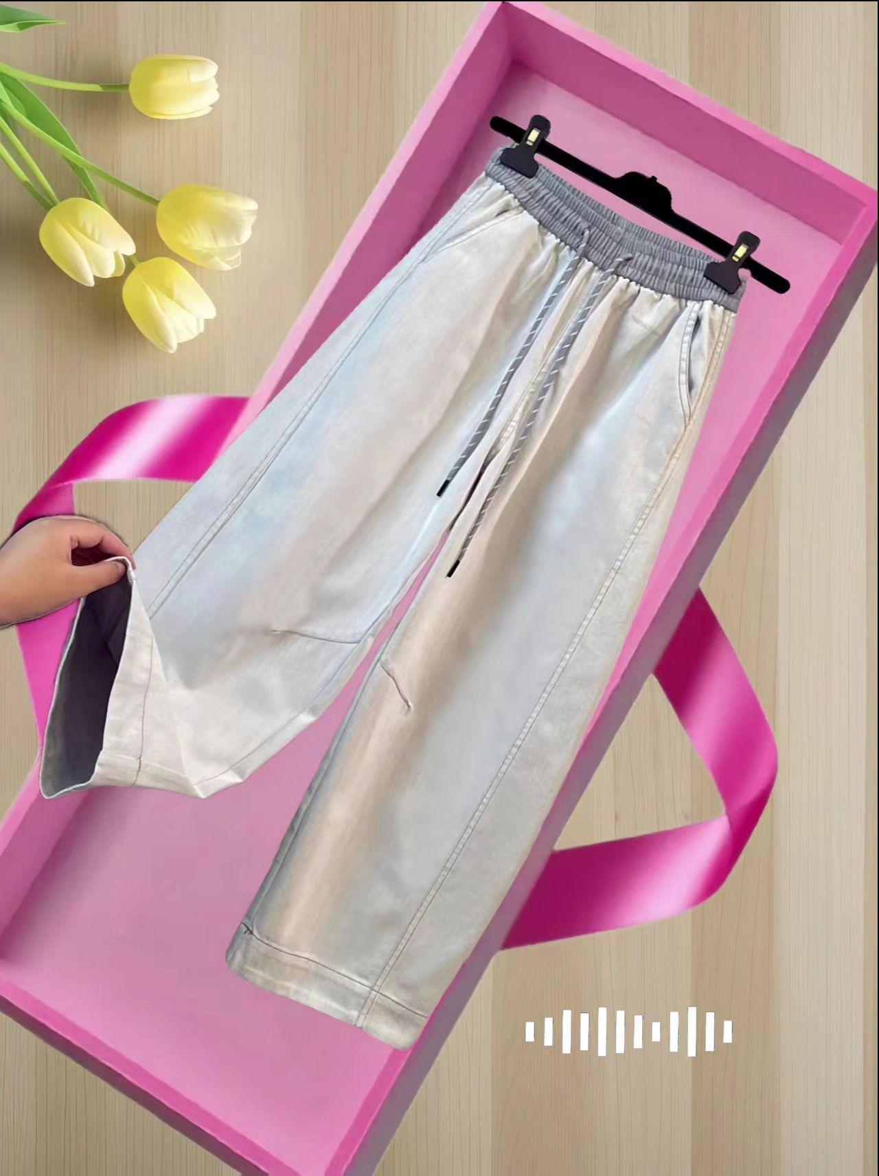 解锁轻奢老钱风密码!这款春夏新款香蕉裤,以独特弯刀剪裁重塑腿部线条,抽绳叠色设计暗藏巧思,直筒九分阔腿版型遮肉又显腿直。质感牛仔面料挺括有型,上身即显贵气慵懒,轻松打造高级氛围感穿搭。#谁穿都好看#气质穿搭#轻奢女装 #高级感穿搭 #百搭裤子