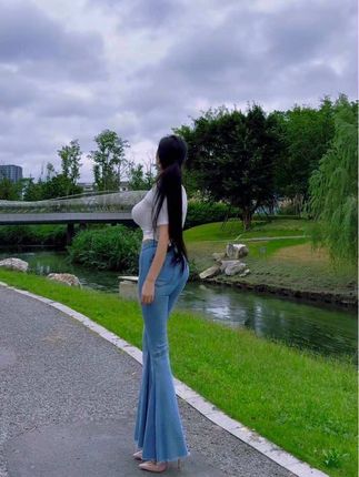 我今天这身打扮怎么样? #牛仔裤 #穿搭 #刘香#户外