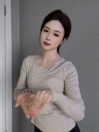 "一尺多的小肩膀能扛住 多少事呢,嘈杂的世界里我们随性就好!" #阿德摇#卡点舞 #手势舞
