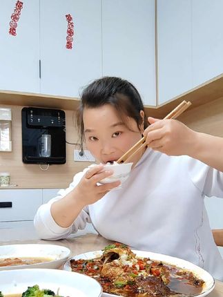 吃饭了,我今天中午吃红烧鱼,你们中午多吃什么菜吗。