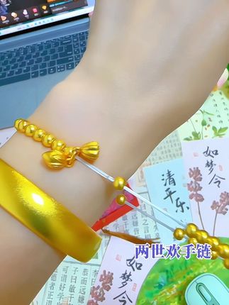 手链赛道文案素材 - 回复 @雨露爱分享的评论 普通手链戴不出氛围感?这条两世欢手链一眼心动✨
饱满圆润珠串,搭配精巧别致的莲蓬莲花吊坠,上手温润质感十足
柔和修饰手腕线条,东方温婉韵味扑面而来
可调节链身,各类手围佩戴贴合不勒手
单戴就很有高级感,旗袍、通勤衬衣、休闲穿搭都能完美契合
不经意抬腕,独有的雅致格调缓缓流露#两世欢手链 #国风手链 #日常配饰 #精致首饰@DOU+小助手 - 雨露爱分享作品