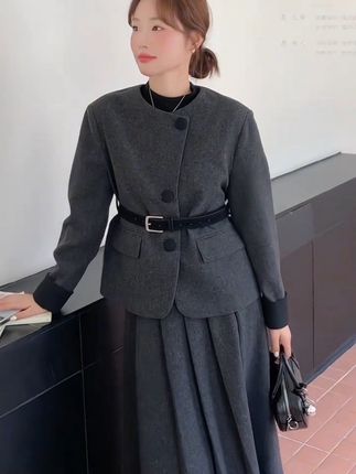 #我要上热门🔥 2025秋冬的法式浪漫,藏在这套深灰色毛呢套装里。复古立领西装+垂感半身裙,腰带一收,腰线立显,是赫本式的优雅,也是职场与日常的气质战袍。深灰质感高级,毛呢保暖又挺括,穿上它,走路都带风的法式腔调,谁能不爱?#藏肉显瘦穿搭 #赫本风穿搭 #时尚感穿搭 #高级感穿搭 @DOU+小助手 @@DOU+上热门 @巨量千川