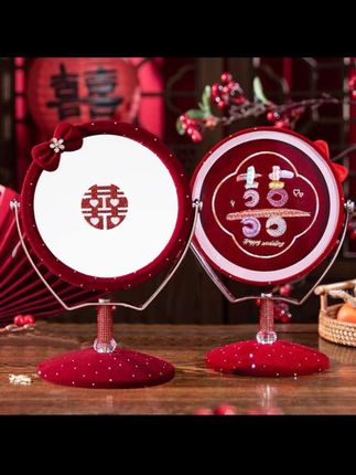 现在很多女生都在用这款结婚镜子,它是每个新娘的必备神器,拥有超高清镜面,让你随时随地都能清晰看到自己的妆容细节,还可三百六十度旋转,而且它的转轴十分顺滑,完全不会卡顿#强烈推荐 #备婚日记 #婚庆用品 #镜子#婚庆用品