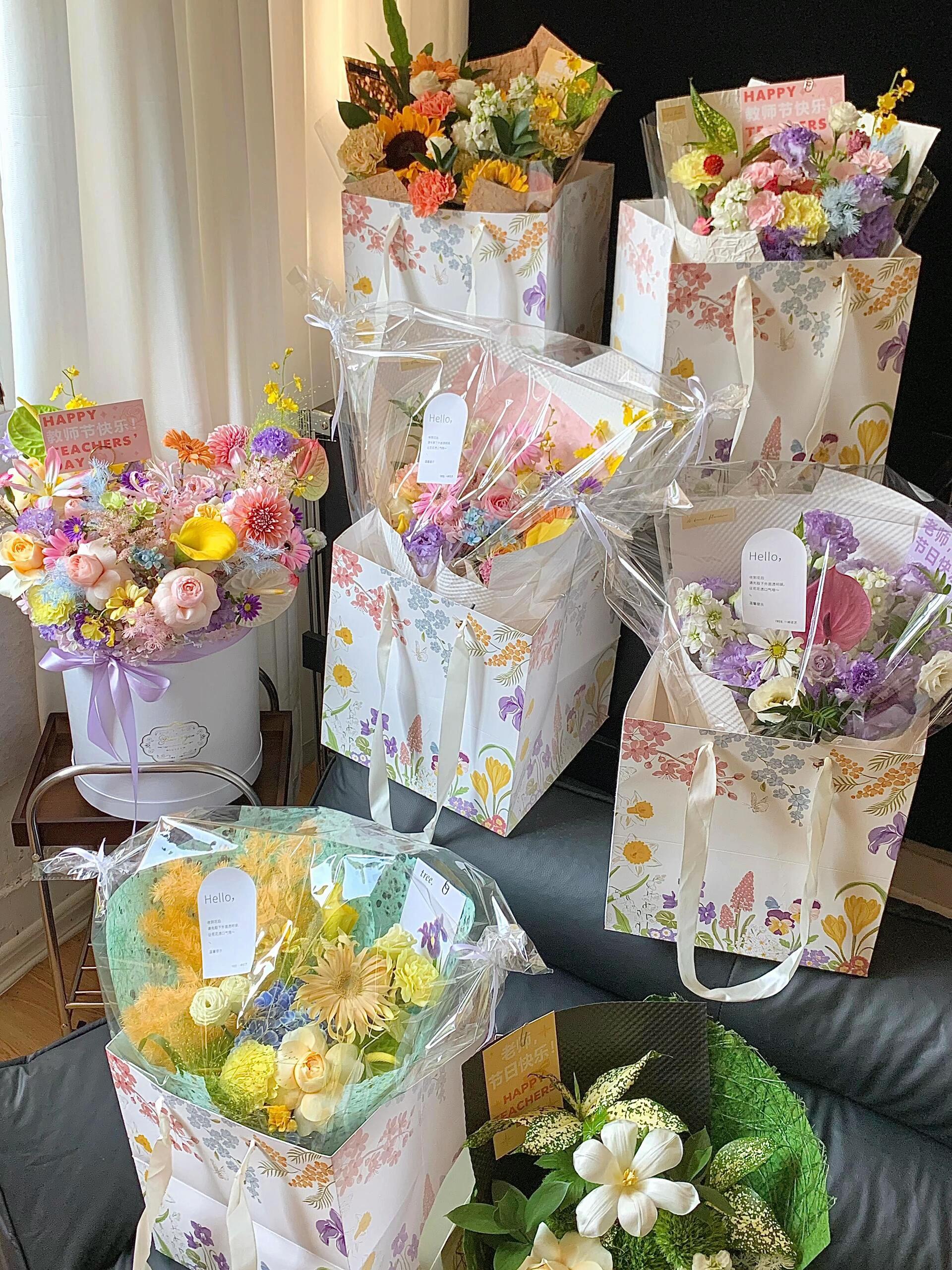 鲜花手提袋简直是花店的必备好物。每一款都很经典,纸质厚实性价比高,一个只要一块多。#花束推荐 #今日分享 #学花艺 #一束花的仪式感 #无限回购的宝藏单品