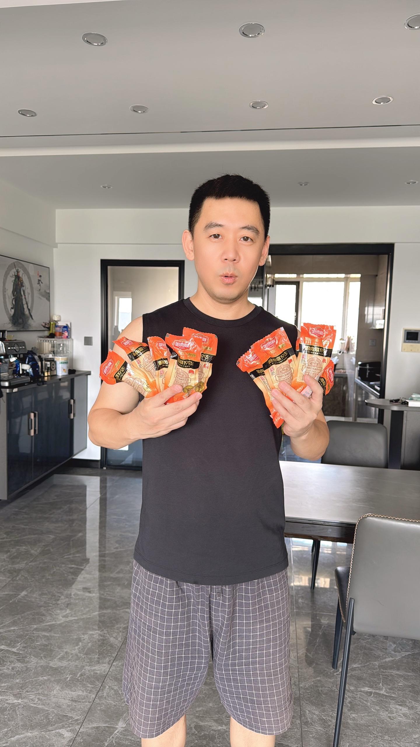 中国的第一支红肠产自哈肉联。冷鲜肉优于鲜肉,鲜肉优于冻肉,冻肉优于碎肉。 哈肉联哈尔滨红肠精选优质冷鲜肉,经过21道检验检疫,24小时快速冷却排酸,0℃~4℃严格控温,保持肉感鲜嫩。 肉含量高≥90%,仅含猪肉、黑猪肉和牛肉为原料,正宗哈尔滨红肠切薄片对折不会断,冷冻口感不会变。 市面上黑猪肉比普通猪肉价格高65.8%以上;黑猪肉包含丰厚的铁质、蛋白质和维他命; 黑猪肌纤维数较外来的品种多,纤维的直径均比外来的猪种的细,食用肉质细嫩,口感好! 遵循30多道传统工艺,分割、腌制、拌馅、灌制、柬烤等精制而成。 肉香味、蒜音味、椒香味、烟栗味四溢,带有淡淡果木看气。 办公加餐、冰爽夏季啤酒伴侣、出差游玩方便携带;两支红肠冷切一盘,家庭炒菜/煎烤皆可。 #太好吃了 #美食