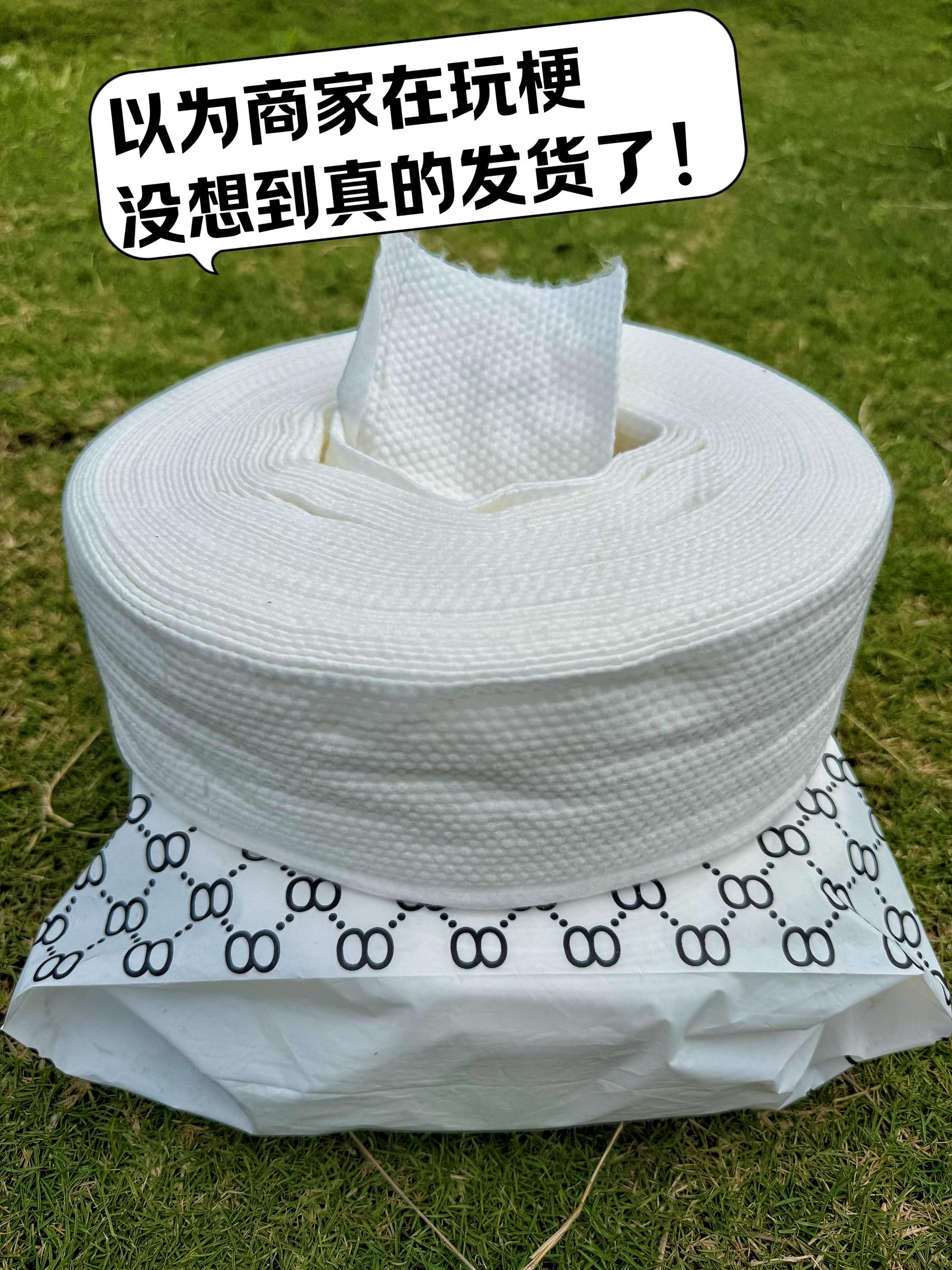 美容院同款超大卷洗脸巾!性价比超高不掉毛 姐妹们,你们赶紧来抢这个悬挂式洗脸巾的大羊毛,现在到手两包,你们看看才什么价!! 像这种悬挂式的,咱们平时用起来就很方便,挂墙上也不占地方,而且还是这种双面不同纹路的。 一面平纹,一面珍珠纹,吸水性也嘎嘎好,湿水后特别的柔软,厚实有韧性,也不掉毛絮,婴幼都可以用~趁现在便宜,赶紧冲~##柔软亲肤 #洗脸巾悬挂式母婴可用 #一次性洗脸巾 #干湿两用 #洗脸巾推荐