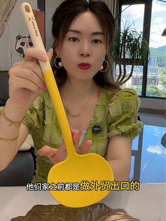 既是个铲又是个勺,蘑菇形状锅铲也挺好用了吧,炒菜勺汤两不误#厨房好物 #锅铲 #蘑菇铲 #硅胶锅铲 #美观实用