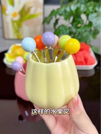 多巴胺陶瓷叉不锈钢彩色叉子杯子家用陶瓷收纳罐创意水果叉子点心叉子 #水果叉子#生活日用小神器 #创意水果叉子 #不锈钢水果叉子 @DOU十小助手#好物推荐🔥