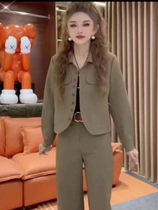 2025秋季新款时尚显瘦气质网红高档套装女高级百搭宽松大码两件套 秋天到了,衣柜里一定少不了这样一套时尚气质套装,这套衣服上身效果超级赞,穿上它整个人都变得温柔优雅起来了。而且它的版型设计也很特别,能完美修饰身材曲线,非常适合想要显瘦的姐妹们!同时它是百搭的休闲风格,无论搭配牛仔裤还是长裙都很合适哦!#时尚穿搭 #气质搭配好有范