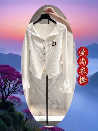 法式风白色针织开衫,带“D”字设计,喇叭袖超优雅,闭眼入。 #无限回购的宝藏单品 #早秋不费力显瘦穿搭#轻松解锁秋季穿搭#拿捏穿搭公式##通勤穿搭如何摆脱土气感