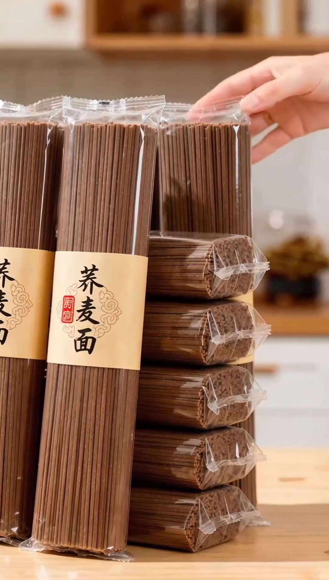 东北鲜面条封神!囤5斤根本不够吃 谁懂啊!挖到一款必须冷冻的宝藏鲜面条,涌胜村荞麦玉米味直接戳中我的心巴! 跟超市干挂面完全不是一个level!面条根根滑溜筋道,带着荞麦的清香和玉米的微甜,口感扎实又不会硬邦邦。关键是拍一发五斤,分量足到能吃大半个月,性价比拉满! 做法巨百搭,早上煮碗清汤面配鸡蛋,晚上整个油泼面或炒面,5分钟搞定一餐。记住必须冷冻保存,吃的时候不用解冻直接煮,超方便! 减脂期姐妹也能冲,荞麦和玉米都是优质碳水,饱腹感超强。这波闭眼囤,全家都爱吃~#荞麦面 #粗粮主食 #老人小孩都爱吃 #健康减脂不饿瘦 #健康食品