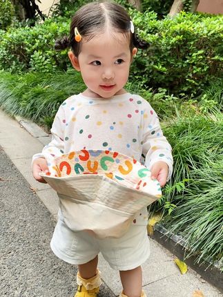 你看以前有钱总想买个口红化妆品,买件衣服 买了就开心,现在有钱总想给孩子买箱牛奶,买点零食 买点衣服,买点蔬菜水果,曾经也不理解为什么结婚生子后朋友圈都是孩子,都是柴米油盐,直到每天24小时围着孩子转,才好像明白婚后的生活,带走了我们女性千变万化的模样,而我们也终究活成了妈妈的样子#陪伴亲子时光每天都要甜甜的 #带娃