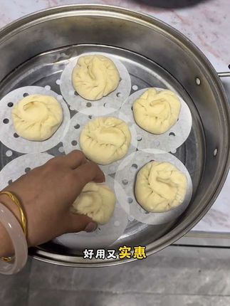 在家蒸包子老是黏锅的朋友的,赶紧安排一次性的蒸笼纸#蒸笼纸 #一次性蒸笼纸 #蒸运来 #蒸包子
