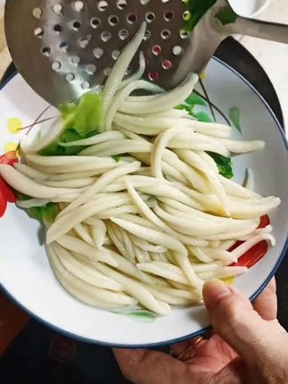 这样剪出来的面细细长长,劲道爽滑真好吃,赶紧试试吧#山西面食 #剪刀面