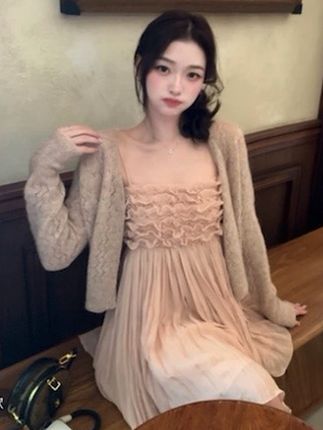 【粉雾苏黎尔】镂空绞花V领针织开衫+千金风吊带连衣裙设计感22732#镂空绞花针织开衫#千金风穿搭 #吊带连衣裙#设计感穿搭#遮肉显瘦