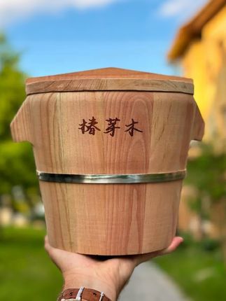 香椿木蒸饭桶,还原儿时味道! 心心念念的蒸饭桶被我挖到啦!就是这个香椿木蒸饭桶,古法工艺打造,原木拼接,环保又耐用。蒸饭时,独特的木质结构能让蒸汽均匀穿透,米饭粒粒饱满,还带着淡淡的原木香,每一口都能吃到小时候的味道。大小可选,不管几口之家都适用。操作简单,清洗也不费劲,用过一次就离不开!还在等什么,赶紧入手!