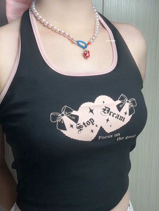 💡穿搭小心机!这条红草莓串珠项链绝了~简约珍珠链搭亮眼草莓吊坠,配甜酷小吊带(像图里这种),瞬间让普通穿搭变特别,是低调又吸睛的童趣彩蛋,轻松成为穿搭里的可爱C 位✨#饰品分享 #配饰的重要性 #项链 #仙女饰品 #锁骨链
