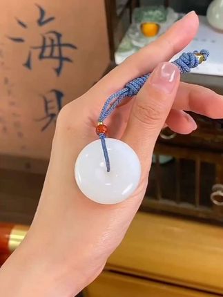【和田白玉平安扣项链】温润如脂,白玉生光,一枚平安扣,锁住岁月静好。  天然和田玉雕琢,细腻油润,寓意平安吉祥#玉石魅力 #美玉 #玉雕作品 #玉器珠宝 #平安扣