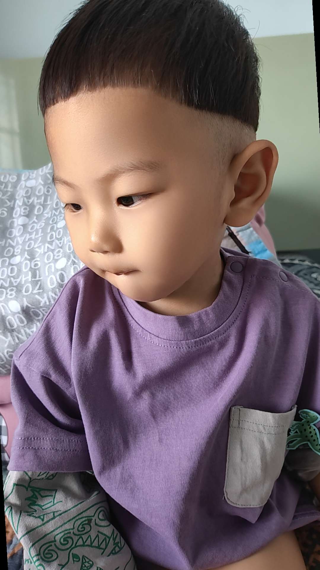 结婚后真的会理解这句话 只有自己的父母永远最爱自己 没有人会像父母一样对自己 不求回报的付出 无微不至的照顾 不管什么时候 只有爸妈真正的心疼你 担心你吃饱穿暖没有 只有爸妈会不求回报的对你好 始终如一的把你当小孩子宠 生病的时候只有父母担心最关心 在他们眼里不管你多大 你永远是他们心里面最牵挂的人 这辈子女儿的角色最好当 却是最不合格的!#骗你生儿子 #男童穿搭 #穿搭 #情感共鸣 #宝妈