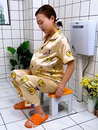家里不是马桶的就可以准备这样一张,坐便凳上厕所轻松太多了。#居家好物 #蹲厕坐便凳#厕所坐便凳