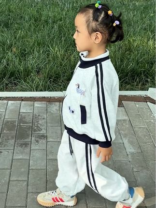 你看啊 她就这样悄悄长大了 在我眼皮底下成为了一个小小的人儿 可我仍然清晰的记得和她的第一次见面 记得和她熬过无数个日日夜夜 我们互相救赎 互相陪伴 而在我的镜头里藏着她努力长大的样子 我很知足亨受着她一天天长大的喜悦,我又很贪心看到她渐渐消失的婴儿感又觉得时间过的太快#萌娃穿搭 #生女儿就是用来打扮的 #女童套装 #高品质童装 #儿童穿搭分享