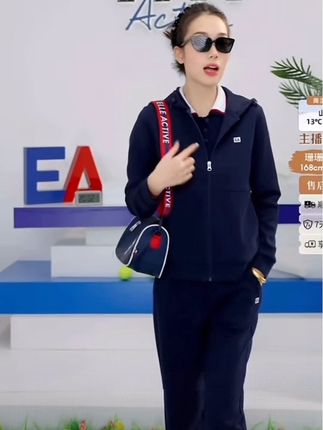 #早秋冷冽又随性的气质穿搭 ELLE Active新款时尚纯色连帽外套女运动活力简约休闲短外套上衣#外套穿搭 #强烈推荐 #美出高级感 #时尚穿搭 @DOU+上热门