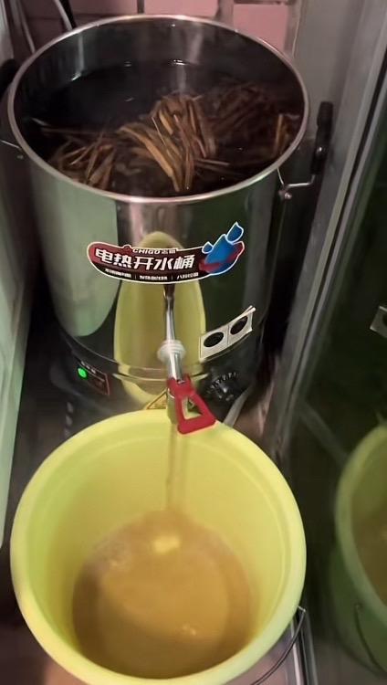 请大数据推给准麻麻们。广东月子必备,不碰凉水全靠这升级版38升一大锅,月子期间,老公给准备一大锅艾草生姜水烧好后,可以随时随地用一整天,月子里,因为宝妈妈的关节都是“打开”,不能着凉~不吹风不碰冷水,免得落下月子病#产后恢复#月子病#孕晚期
