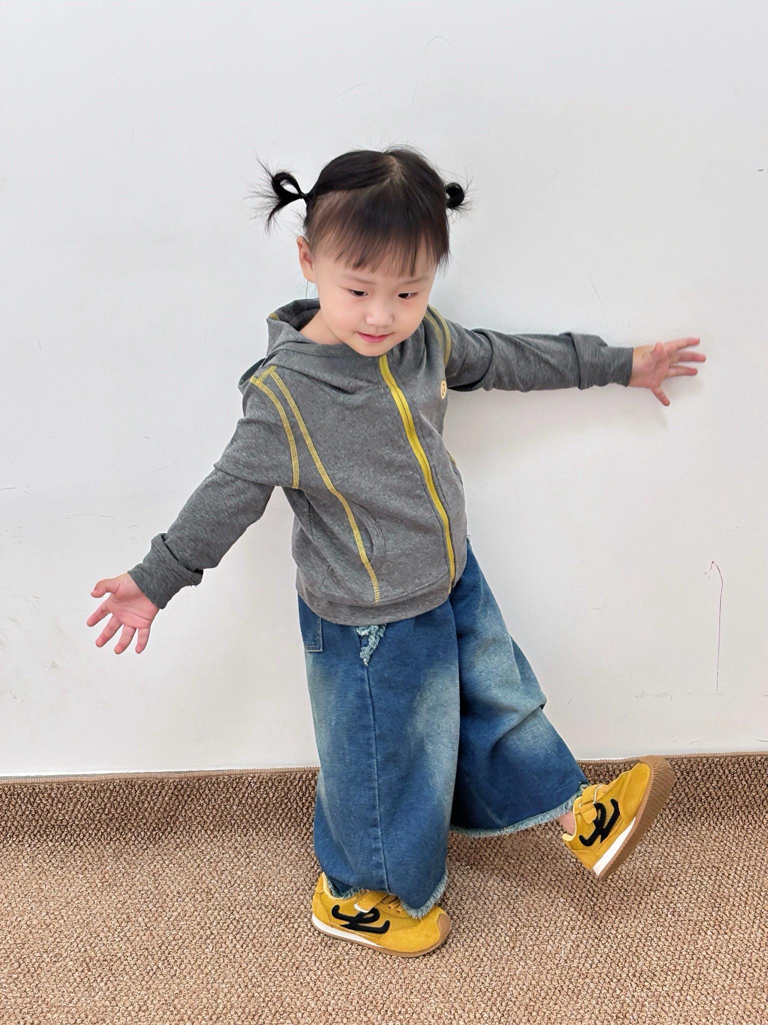 我们这一代父母 好像都很会爱小孩 衣服鞋子早早就准备好下个季节的 喜欢的东西不用她过多要求 妈妈就备好了 每天给她玩的和用的 包括生活的环境都收拾得干干净净的 会照顾她的情绪尊重她的想法 虽然是很普通的家庭 但也在努力的给她最好的#我的女孩👧🏻 #高品质童装