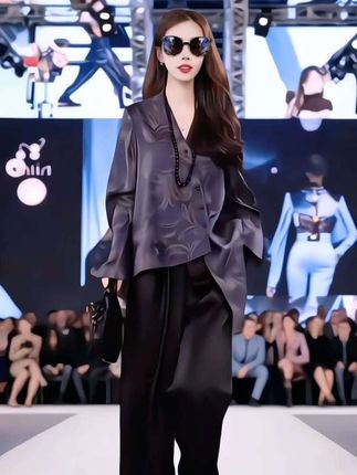 国风紫色印花长袖上衣#整个时尚圈都在等入chill #秋季不露腿穿搭 #预制国庆出游穿搭 #一条半身裙搞定一周通勤穿搭 #森系少女感穿搭