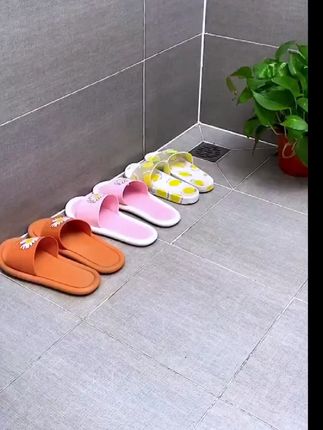 以前的拖鞋放地上不仅脏,而且积水还不好清理,现在装上这个#拖鞋架 就很方便了,免打孔安装,三折叠收纳一家人的拖鞋。平时常用的浴巾、毛巾也可以挂上去,美观又节省空间#实用好物 #置物架 #家庭必备 #好东西一起分享