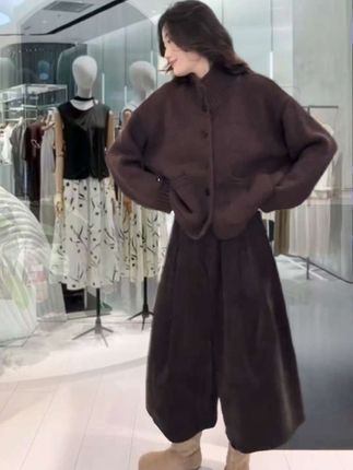 早知道生活这么难 十几岁骑车子咔沟里就不爬上来了~#慵懒风穿搭显瘦穿搭 #谁穿谁好看不分年龄段 #谁穿谁好看特别有女人味