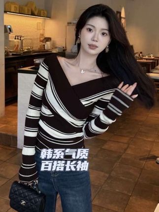 【秋日织语】韩系气质交叉V领条纹针织衫女百搭长袖收腰设计感上衣#今日ootd #今日穿搭 #出街穿搭 #条纹控 #穿搭小心机